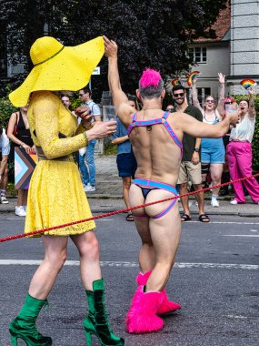 Münih, Almanya - 22 Haziran 2024: Münih 'teki geleneksel CSD geçidi, eşcinseller ve lezbiyenler için eşit hakları savunan siyasi bir gösteri ve renkli bir geçit töreni.