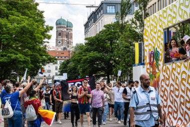 Münih, Almanya - 22 Haziran 2024: Münih 'teki geleneksel CSD geçidi, eşcinseller ve lezbiyenler için eşit hakları savunan siyasi bir gösteri ve renkli bir geçit töreni.