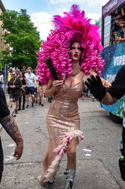 Münih, Almanya - 22 Haziran 2024: Münih 'teki geleneksel CSD geçidi, eşcinseller ve lezbiyenler için eşit hakları savunan siyasi bir gösteri ve renkli bir geçit töreni.