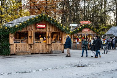 Münih, Almanya - 23 Kasım 2023: Münih 'teki Çin Kulesi' nde Noel pazarı, Bavyera, Avrupa 'daki Almanya