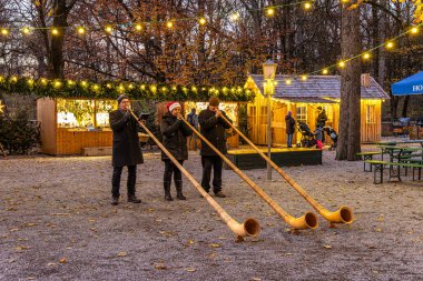 Münih, Almanya - 23 Kasım 2023: Münih 'teki Çin Kulesi' nde Noel pazarı, Bavyera, Avrupa 'daki Almanya