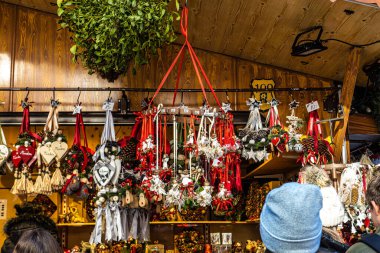 Münih, Almanya - 18 Aralık 2023: Münih, Bavyera, Almanya 'da Neuhauser caddesinde Noel pazarı