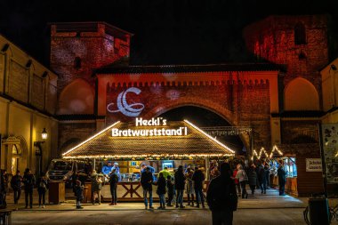 Münih, Almanya - 17 Aralık 2023: Münih, Bavyera, Almanya 'da Sendlinger caddesinde Noel pazarı
