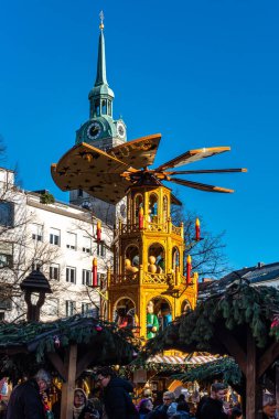 Münih, Almanya - 18 Aralık 2023: Münih, Bavyera, Almanya 'da Rindermarkt' ta Noel pazarı