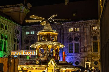 Münih, Almanya - 19 Aralık 2023: Münih 'teki Residenz, Bavyera, Almanya' daki Noel pazarı