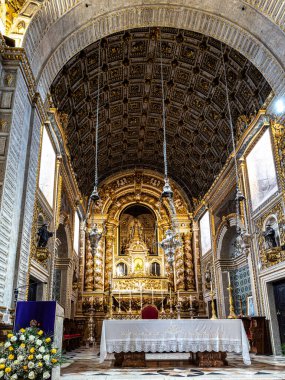Nazare, Portekiz - Mar 08, 2024: Santuario de Nossa da Nazare 'de iç mekan ve görkemli azulejo fayansları, leydimizin mabedi. Portekiz 'de Naziler