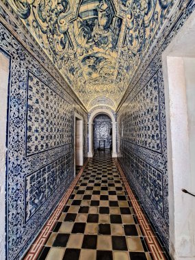 Nazare, Portekiz - Mar 08, 2024: Santuario de Nossa da Nazare 'de iç mekan ve görkemli azulejo fayansları, leydimizin mabedi. Portekiz 'de Naziler