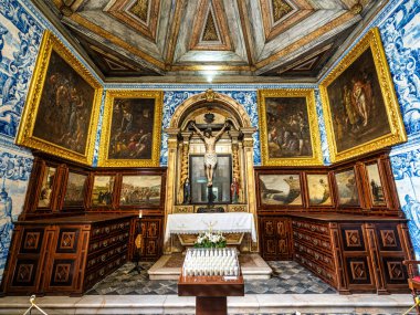 Nazare, Portekiz - Mar 08, 2024: Santuario de Nossa da Nazare 'de iç mekan ve görkemli azulejo fayansları, leydimizin mabedi. Portekiz 'de Naziler