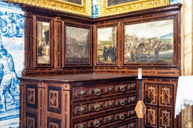 Nazare, Portekiz - Mar 08, 2024: Santuario de Nossa da Nazare 'de iç mekan ve görkemli azulejo fayansları, leydimizin mabedi. Portekiz 'de Naziler