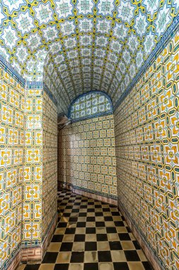 Nazare, Portekiz - Mar 08, 2024: Santuario de Nossa da Nazare 'de iç mekan ve görkemli azulejo fayansları, leydimizin mabedi. Portekiz 'de Naziler