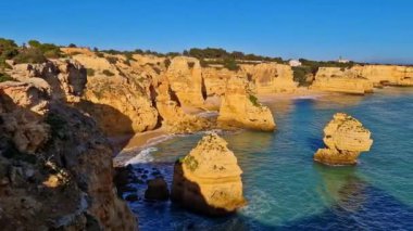 Praia da Marinha Sahili, Yedi Asılı Vadi Yolu 'ndaki kayalıkların ve kayalıkların arasında Percurso dos Sete Vales Suspensos. Algarve, Portekiz