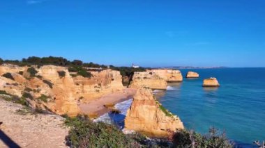 Praia da Marinha Sahili, Yedi Asılı Vadi Yolu 'ndaki kayalıkların ve kayalıkların arasında Percurso dos Sete Vales Suspensos. Algarve, Portekiz