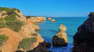 Praia da Marinha Sahili, Yedi Asılı Vadi Yolu 'ndaki kayalıkların ve kayalıkların arasında Percurso dos Sete Vales Suspensos. Algarve, Portekiz