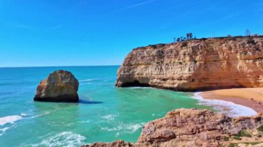 Portekiz kıyıları Benagil, Algarve, Portekiz. Praia do Carvalho 'da. Percurso dos Sete Vales Suspensos. Yedi Asılma Vadisi Yolu.