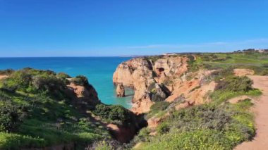 Ponta da Piedade, Portekiz 'in Algrave şehrinde bulunan ünlü mağaraları olan eşsiz bir kaya oluşumudur. Portekiz 'in bir numaralı cazibesi