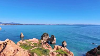 Ponta da Piedade, Portekiz 'in Algrave şehrinde bulunan ünlü mağaraları olan eşsiz bir kaya oluşumudur. Portekiz 'in bir numaralı cazibesi