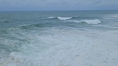 Praia do Norte 'deki deniz fenerinin yanında büyük dalgalar, Portekiz' deki Nazare