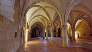 Alcobaca Manastırı, Alcobaca, Portekiz 'deki Mosteiro de Santa Maria de Alcobaca yatakhanesi. Rahiplerin birlikte uyuduğu büyük gotik bir oda, manastırın içinde..