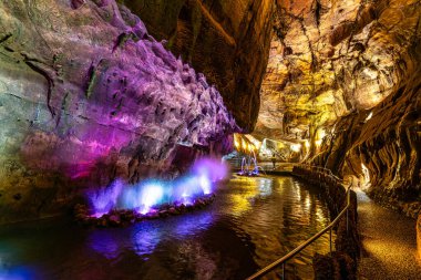 Mira de Aire Mağaraları, Grutas de Mira de Aire, Leiria, Portekiz. Porto de Mos, Leiria 'da kireçtaşı mağaraları var. Moinhos Velhos