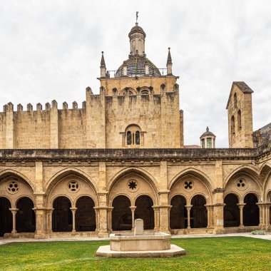 Eski Coimbra Katedrali 'nin Gotik Manastırı, Portekiz' deki Se Velha de Coimbra. Portekiz 'in en önemli Roma binalarından biridir ve Portekiz' in kuzeyindeki Coimbra şehrinin simgesidir..