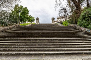 Minerva 'nın merdiven boşluğu Portekiz' deki Coimbra Üniversitesi 'nin plazasına giriş izni verir.