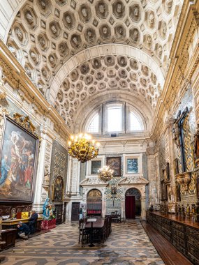 Portekiz, Coimbra 'daki Santa Cruz Manastırı. 1131 'de kurulan Portekiz' in ilk iki kralının mezarları Portekiz monarşisinin ilk günlerindeki en önemli mezarlardı..