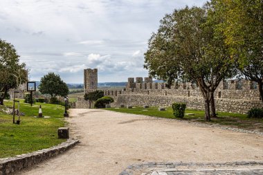 Portekiz 'deki Montemor-o-Velho köyünün heybetli kalesi ortaçağ Mondego' sunun ana kalesidir.