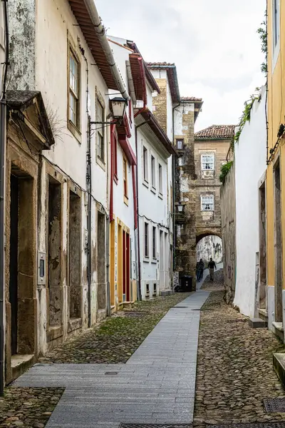 Portekiz 'deki Coimbra' daki Torre da Contenda Geçidi. Şehrin eski savunma kulesi.