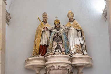 Alcobaca, Portekiz - Mar 08, 2024: The Hall of the Kings at Alcobaca manastırı, Mosteiro de Santa Maria de Alcobaca, Portekiz. Portekiz krallarının heykellerinin olduğu büyük gotik bir oda.