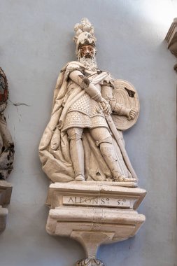 Alcobaca, Portekiz - Mar 08, 2024: The Hall of the Kings at Alcobaca manastırı, Mosteiro de Santa Maria de Alcobaca, Portekiz. Portekiz krallarının heykellerinin olduğu büyük gotik bir oda.