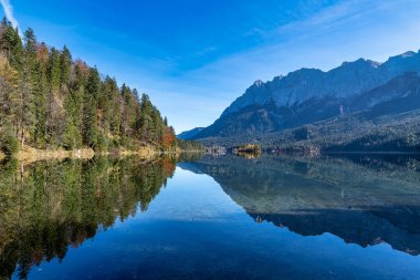 Eibsee Gölü 'nde sonbahar renkleri. Alman Alp Dağları Garmisch-Partenkirchen, Bavyera Alpleri, Almanya, Avrupa