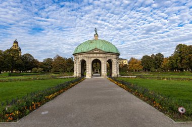 Dianatempel ile Münih 'te Hofgarten Park' ın sonbahar manzarası. Diana Pavyonu ve Münih ve Odeonsplatz 'ın bitişiğindeki Hofgarten arazisi..