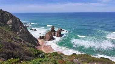 Praia Da Ursa 'nın Atlantik kıyısındaki Cabo Da Roca yakınlarındaki Ursa Sahili, Sintra, Portekiz