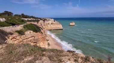 Praia da Marinha Sahili, Yedi Asılı Vadi Yolu 'ndaki kayalıkların ve kayalıkların arasında Percurso dos Sete Vales Suspensos. Algarve, Portekiz
