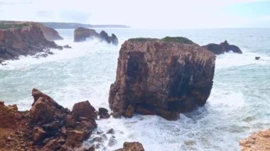 Okyanus manzarası ve mavi gökyüzü, Aljezur 'da Pontal da Carrapateira, Portekiz' de Algarve.