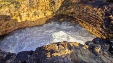 Forno de Orca Mağarası 'nın tepesinden Kuzey Sahili' ndeki Gruta Forno de Orca, Nazare Praia do Norte of Nazare, Portekiz