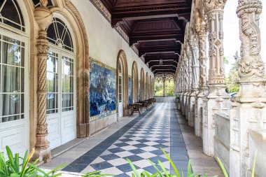 Bussaco Palace Oteli, Luso, Portekiz 'deki Bussaco Ulusal Ormanı' nda. XIX yüzyılda inşa edilmiş ve şimdi Manuelino olarak bilinen tipik geç dönem Gotik mimari tarzına sahip bir otel.