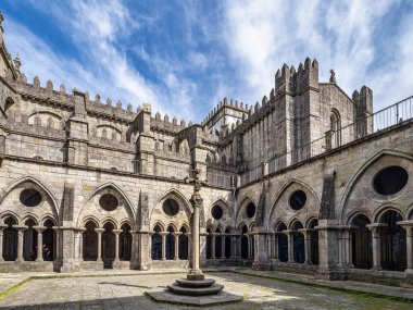 Porto Katedrali - Se do Porto, Portekiz 'in Porto şehrinin tarihi merkezinde yer alan bir Katolik kilisesi.