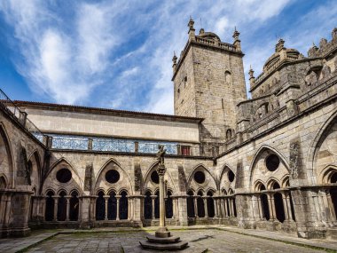 Porto Katedrali - Se do Porto, Portekiz 'in Porto şehrinin tarihi merkezinde yer alan bir Katolik kilisesi.