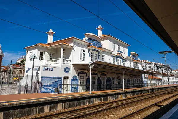 Geleneksel Portekiz 'deki yaşam hikayesini anlatan tipik mavi azulejos fayanslarıyla süslenmiş eski Aveiro tren istasyonunun dış görünüşü.
