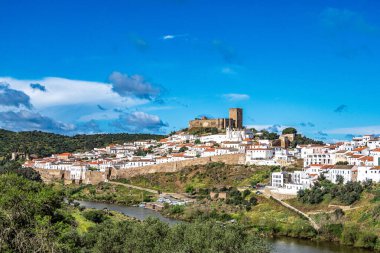 Guadiana nehri ve Mertola köyü manzarası. Portekiz 'in Alentejo Bölgesi