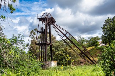 Terk edilmiş benim Minas de Sao Domingos köyü Alentejo Portekiz otellerini göster.