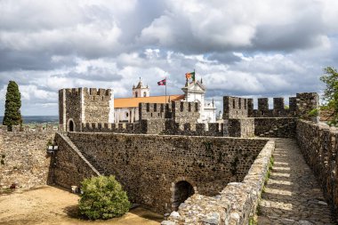 Beja, Portekiz 'deki Büyük Aziz James Katedrali. 1590 'da inşa edilmiş, Beja Kalesi' nin eski kasaba meydanı manzarasında.,