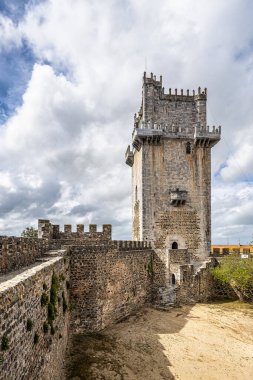 Beja, Portekiz 'deki Büyük Aziz James Katedrali. 1590 'da inşa edilmiş, Beja Kalesi' nin eski kasaba meydanı manzarasında.,