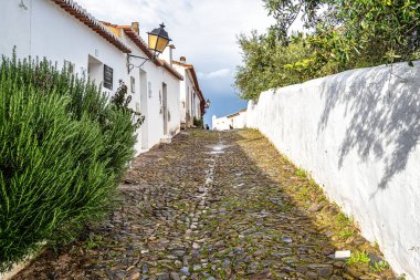 Beyaz evleri ve dar sokaklarıyla Mertola köyü manzarası. Portekiz 'in Alentejo Bölgesi