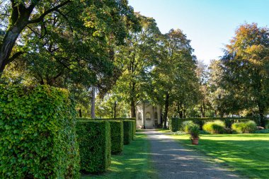Kuzey Mezarlığı, Nordfriedhof 'un sonbahar manzarası, 34.000 mezar alanı ile, Almanya' nın Bavyera, Münih 'teki en büyük mezarlıklardan biridir..