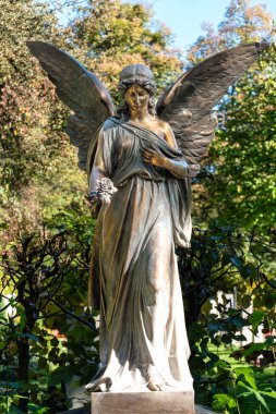Kuzey Mezarlığı, Nordfriedhof 'un sonbahar manzarası, 34.000 mezar alanı ile, Almanya' nın Bavyera, Münih 'teki en büyük mezarlıklardan biridir..