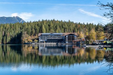 Eibsee Gölü 'nde sonbahar renkleri. Alman Alp Dağları Garmisch-Partenkirchen, Bavyera Alpleri, Almanya, Avrupa