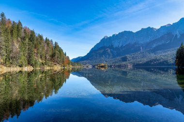 Eibsee Gölü 'nde sonbahar renkleri. Alman Alp Dağları Garmisch-Partenkirchen, Bavyera Alpleri, Almanya, Avrupa