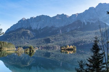 Eibsee Gölü 'nde sonbahar renkleri. Alman Alp Dağları Garmisch-Partenkirchen, Bavyera Alpleri, Almanya, Avrupa